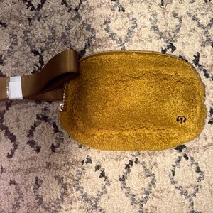 lululemon athletica 1L fleece belt bag in burnt caramel